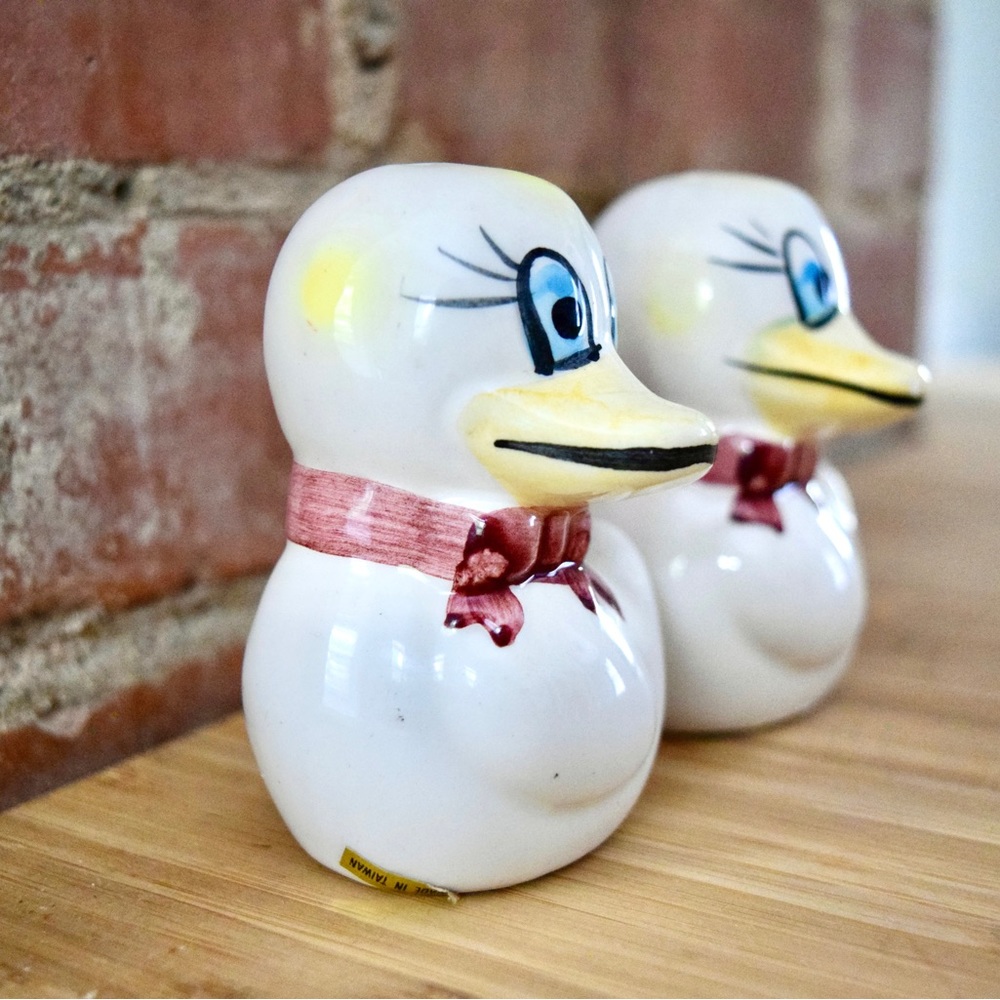VINTAGE Ducks Salt & Pepper Shaker Set Anthropomorphic Kitsch Collectible Taiwan - Picture 4 of 11
